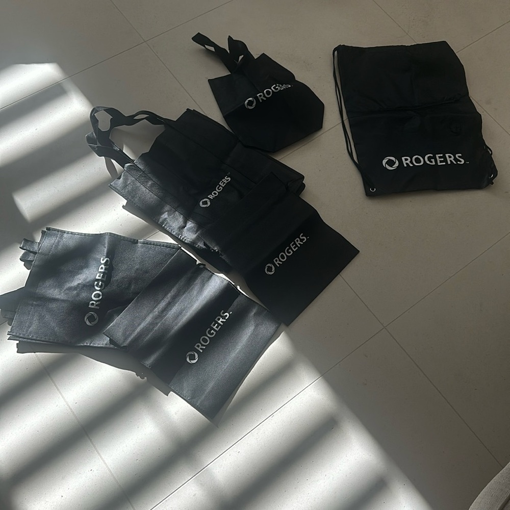 6 Various sizes Rogers of bags.